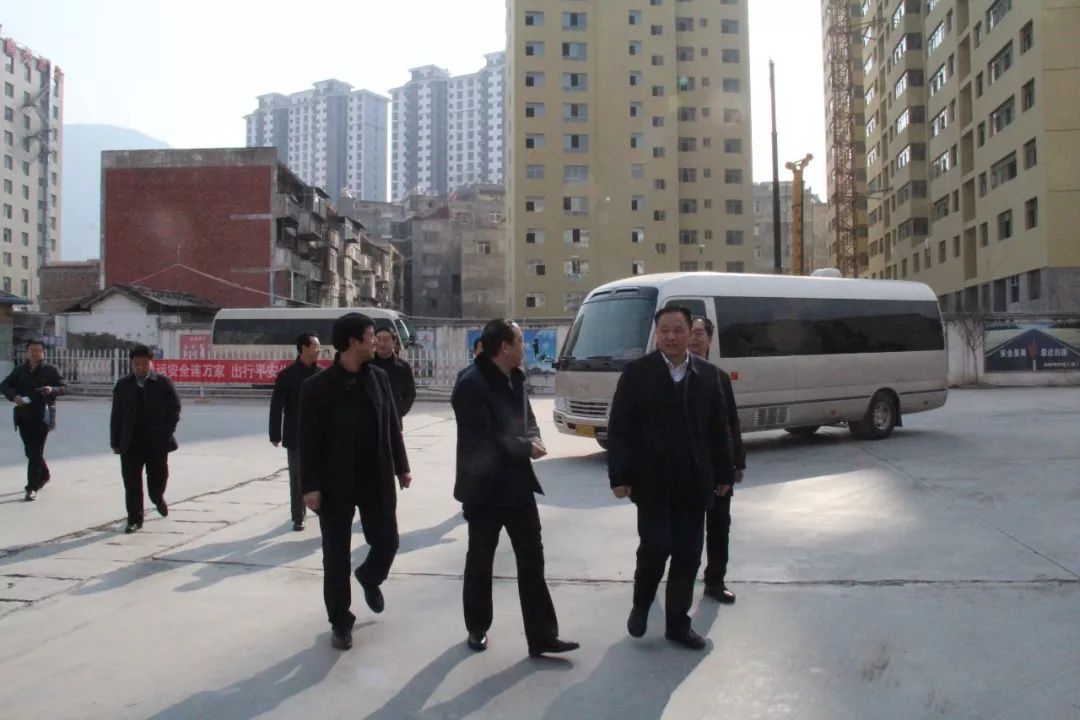 隴南市委常委、常務(wù)副市長(zhǎng)張慶宏、副市長(zhǎng)徐世林、市人大副主任陳榮等一行深入隴運(yùn)集團(tuán)公司武都汽車站開(kāi)展春節(jié)前走訪慰問(wèn)活動(dòng)
