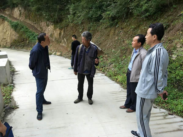隴運(yùn)集團(tuán)公司黨委書記、董事長(zhǎng)李寅祥同志深入琵琶鎮(zhèn)寧強(qiáng)村開(kāi)展幫扶工作