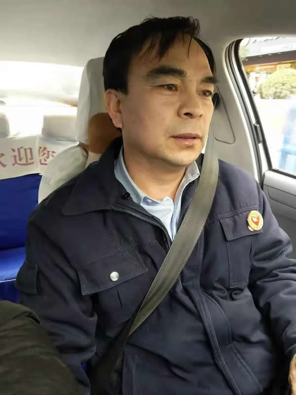 【拾金不昧】為隴運(yùn)集團(tuán)潤(rùn)祥出租車公司駕駛員“王劉德”點(diǎn)贊??！