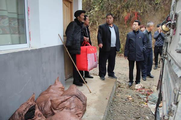 隴運(yùn)集團(tuán)公司開展“解難題、辦實(shí)事、送溫暖”主題黨日活動(dòng)