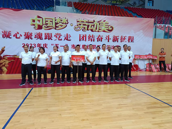 中國夢·勞動美--凝心聚魂跟黨走 團結(jié)奮斗新征程 隴運集團公司參加隴南市慶“五一”市直單位職工拔河比賽
