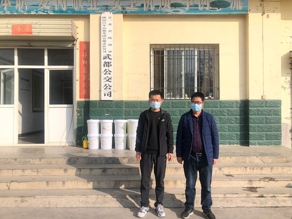 愛心人士向武都公交公司捐贈物